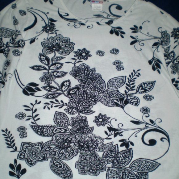 SIZE: MEDIUM~WHITE/BLACK FLORAL PRINT..3/4 SLEEVE~KNIT TOP~MINT CONDITION - Picture 3 of 7